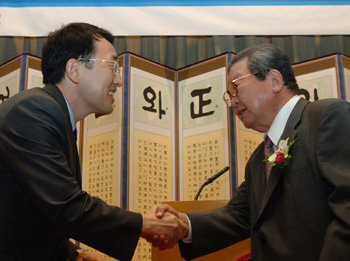 구자경 LG 명예회장 겸 LG연암문화재단 이사장(오른쪽)이 이승섭 한국과학기술원 기계항공공학부 교수에게 해외 연구지원 증서를 수여하고 있다. 연합뉴스