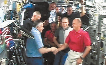 국제우주정거장의 책임자인 러시아 우주비행사 표도르 유르치킨 씨(왼쪽)가 지구로 귀환하는 애틀랜티스호의 승무원 프레드릭 스턱코 씨와 18일 작별 악수를 나누고 있다. 사진 제공 미 항공우주국 AP 연합뉴스