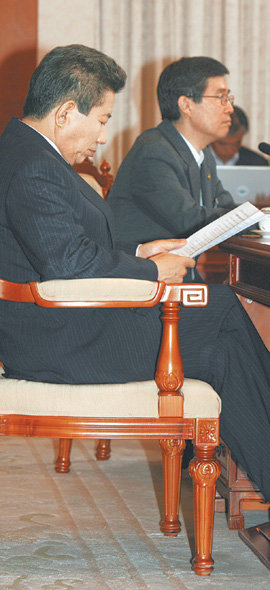 노무현 대통령이 19일 청와대에서 국무회의를 주재하다 심각한 표정으로 서류를 보고 있다. 김경제 기자