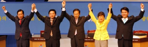 19일 대전 평송청소년수련원에서 열린 한나라당 통일·외교·안보 분야 정책·비전대회에서 대선 경선후보들이 손을 맞잡고 지지자들의 환호에 답례하고 있다. 왼쪽부터 홍준표 원희룡 의원, 이명박 전 서울시장, 박근혜 전 대표, 고진화 의원. 대전=이종승 기자