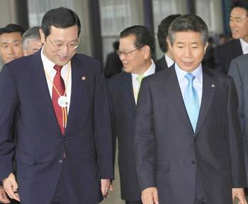 ‘건설의 날’ 만난 盧대통령과 李건교노무현 대통령이 20일 서울 강남구 삼성동 코엑스에서 열린 ‘건설 60주년 기념 건설의 날’ 행사에 참석한 뒤 이용섭 건설교통부 장관(왼쪽)의 안내를 받으며 기념식장을 나서고 있다. 김경제  기자