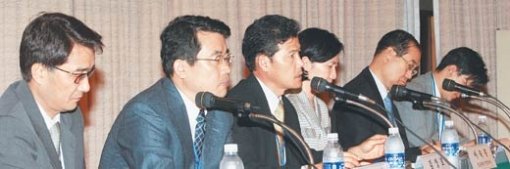 20일 서울 중구 명동 은행회관에서 열린 한국미래학회 주최 ‘2007년 선택과 미래’ 특별 심포지엄. 왼쪽부터 사회를 맡은 전상인 서울대 환경대학원 교수, ‘세계주의’ 공동 발제자인 정진영 김영호 이숙종 교수, 토론을 맡은 김진현 세계평화포럼 이사장과 정종호 서울대 국제대학원 교수. 홍진환 기자