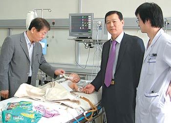 19일 생후 7개월된 둥이청 아기의 심장병 무료 수술을 마친 뒤 경과를 지켜보고 있는 집도의 서울대병원 김용진 교수(왼쪽)와 한중문화협회 채영덕 부총재(가운데). 사진 제공 한중문화협회