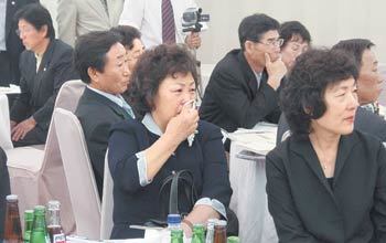 20일 서울 용산구 전쟁기념관 내 뮤지엄웨딩홀에서 열린 서해교전 전사상자 후원의 밤 행사에서 유족 등 참석자들이 숙연한 표정으로 서해교전 희생자들을 기리는 영상물을 보고 있다. 윤상호 기자