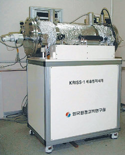 현재까지 가장 정확한 세슘원자시계(사진)보다 더 정밀하게 시간을 측정할 수 있는 기술이 나왔다. 과학에서 시간 오차가 줄어들수록 우리 일상생활은 점점 더 정확하고 정밀해질 것이다. 동아일보 자료 사진