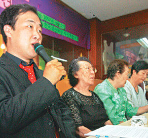 21일 오전 서울 서대문구 한국정신대문제대책협의회에서 열린 ‘일본군 위안부 문제해결을 위한 세계대회’ 기자회견에서 대회 위원장을 맡은 이종화 교수가 내용을 설명하고 있다. 연합뉴스