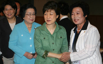 박근혜 전 한나라당 대표(오른쪽에서 두 번째)가 21일 서울 동작구 대방동 여성플라자에서 열린 한나라당 여성 지방 의원 워크숍에 참석해 참가자들과 인사를 나누고 있다. 김동주 기자