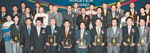 동아닷컴과 iMBC, 한경닷컴이 공동 주최한 ‘2007 대한민국 대표 브랜드 대상’ 시상식이 21일 서울 신라호텔에서 열렸다. 기업 브랜드 부문 수상자들.홍진환 기자