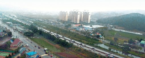 최근 수년간 개발 수요가 집중된 경기 용인시 일대는 땅에 대한 투자수익률이 높았다. 하지만 땅값이 비싼 데다 매물이 적어 소액 투자자는 접근하기가 어려운 점도 있다. 영동고속도로와 용인경전철(공사 중)이 만나는 용인시 포곡읍 일대. 용인=김미옥  기자