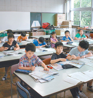 일본 도쿄 시나가와 구 다치아이초등학교의 성취도별 수업 장면. 시나가와 구의 초등학생들은 시험 성적이 비슷한 그룹으로 나뉘어 수준에 맞는 보충 심화학습을 받는다. 도쿄=천광암  특파원