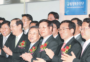 전국경제인연합회는 25일 조석래 전경련 회장(왼쪽에서 세 번째)이 참석한 가운데 서울 영등포구 여의도동 전경련 회관에서 기업하기 좋은 환경을 만들기 위한 ‘규제개혁추진단’ 출범식을 가졌다. 연합뉴스