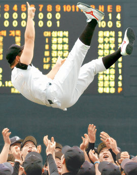 올해로 61회째를 맞은 황금사자기 전국고교대회가 26일 막이 오른다. 지난해 황금사자기 우승팀인 장충고를 비롯해 서울고 부산고 천안북일고 동성고 등 전통의 강호들이 우승을 노리고 있다. 지난해 황금사자기 결승에서 유신고를 2-1로 꺾고 우승한 뒤 감독을 헹가래치며 기뻐하는 장충고 선수들. 동아일보 자료 사진