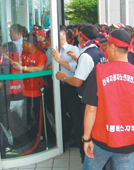 시청 진입 시도하는 버스노조원 대전 시내버스노조 파업 4일째인 25일 노조원들이 노조의 뜻을 전달하기 위해 굳게 닫힌 대전시청 정문 진입을 시도하고 있다. 대전=연합뉴스