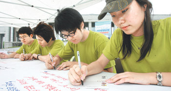 25일 서울 용산구 용산동 전쟁기념관에서 열린 ‘제5회 평화사랑품앗이 한마당’에 참가한 대학생들이 엽서에 6·25전쟁 참전용사에게 보내는 감사편지를 쓰고 있다. 신원건  기자