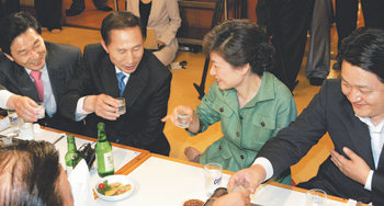 소주잔 건배 한나라당 지도부가 25일 마련한 대선 경선 후보 만찬회동에서 원희룡 의원, 이명박 전 서울시장, 박근혜 전 대표, 고진화 의원(왼쪽부터)이 소주잔으로 건배를 하고 있다. 국회 환경노동위원장인 홍준표 의원은 상임위가 끝나지 않아 조금 늦게 합류했다. 국회사진기자단