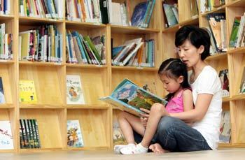 부모와 자녀가 한 가지 주제의 책을 각자 수준에 맞게 골라 읽은 뒤 토론을 하면 자연스럽게 독서 습관을 길러 줄 수 있다. 홍진환 기자