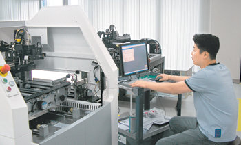 고영테코놀러지의 한 직원이 인쇄회로기판(PCB)의 납땜 상태를 3D로 검사할 수 있는 장비를 제작하고 있다. 이 회사는 장비의 불량 요인을 없애기 위해 직원 한 명이 혼자 장비 한 대를 처음부터 끝까지 책임지고 제작하게 한다. 신치영 기자