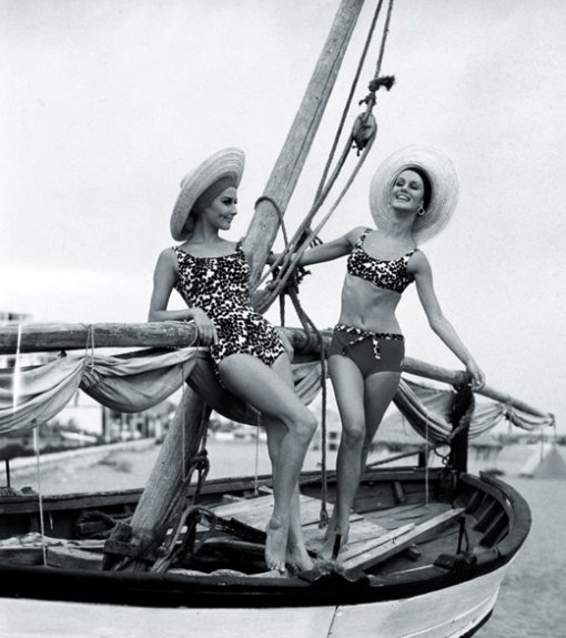 챙 넓은 모자와 수영복은 영원히 휴가의 필수 아이템이다. 작은 패턴과 심플한 체형적 단점을 완벽하게 커버하는 디자인은 지금 봐도 현명하다. 1966년 수영복 패션 사진