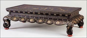 중국 명대의 ‘흑칠 나전 인물무늬 탁자’. 사진 제공 북촌미술관