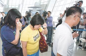 캄보디아 PMT항공 추락사고 실종자 가족들이 26일 오후 인천공항 출국장에서 사고 현장으로 떠나기 위해 비행기에 탑승하고 있다. 인천=전영한  기자