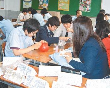 백암고 학생들이 교실에서 아이디어 상품을 만들고 있다. 사진 제공 조석주 교사