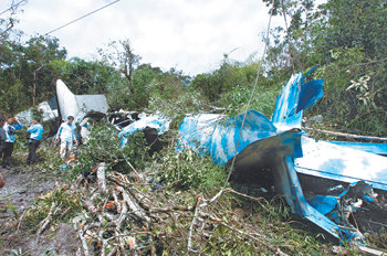 추락 사흘 만에 동체 발견27일 캄보디아 보코르 산 기슭의 여객기 추락사고 현장에서 구조대원들이 수색 활동을 펴고 있다. 사고 당시 충격으로 여객기 동체가 심하게 구겨졌고 여기저기 구멍이 났다. 한국인 13명을 포함한 탑승객 22명 모두 숨진 채 발견됐다. 캄포트=박영대 기자