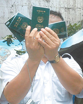주인 잃은 여권들캄보디아 수색대원들이 27일 사고기 내 시신을 수습하다 발견한 대한민국 여권들을 들어 보이고 있다. 캄포트=연합뉴스