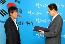 27일 서울 여의도 이명박 전 서울시장 캠프에서 열린 문화예술지원단 임명장수여식에서 박희태 경선관리위원장이 상임고문직을 맡은 산악인 엄홍길 씨에게 임명장을 수여하고 있다.[연합]