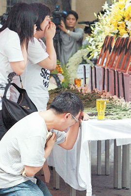 오열 캄보디아 여객기 추락사고 희생자들의 유가족이 28일 프놈펜 칼메트 병원에 차려진 합동분향소에서 오열하고 있다. 프놈펜=박영대 기자