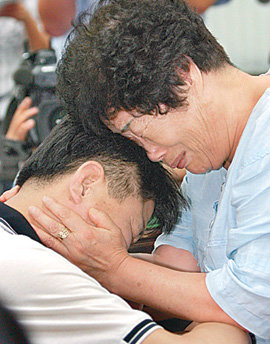 서로 생사조차 모른 채 살아온 모자가 경찰의 도움으로 50년 만에 만나 오열하고 있다. 연합뉴스