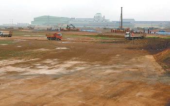 현대제철소가 있는 충남 당진군 송산면 일대는 이 공장을 확장하기 위한 용지 조성 공사가 한창이다. 당진=전영한 기자