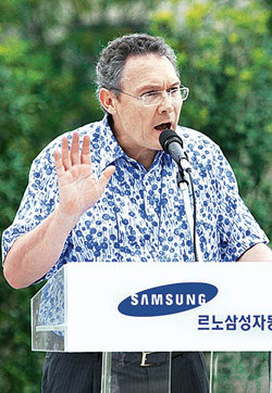 장마리 위르티제 르노삼성자동차 사장은 27일 저녁 경남 남해군 힐튼리조트에서 열린 ‘SM5 뉴 임프레션’ 발표회에서 “한국 자동차산업의 위기가 심각한 수준”이라고 경고했다.