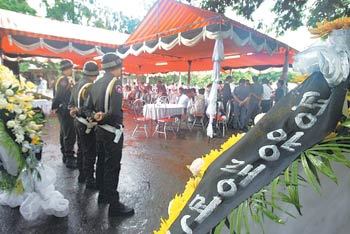 캄보디아 여객기 추락사고로 숨진 희생자들의 시신이 안치된 프놈펜 칼메트병원 희생자 합동분향소. 북한이 프놈펜에서 직영하는 ‘평양냉면관’에서 28일 보낸 화환도 있어 눈길을 끌었다. 프놈펜=박영대 기자