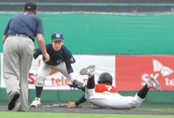 조금만 빨랐어도…휘문고와 전주고의 16강전. 2-2로 팽팽히 맞서던 5회초 2사 후 몸에 맞는 공으로 1루에 출루한 전주고 김웅비(오른쪽)가 2루 도루를 감행했으나 간발의 차로 아웃되고 있다. 가운데는 휘문고 유격수 방성욱. 김미옥  기자