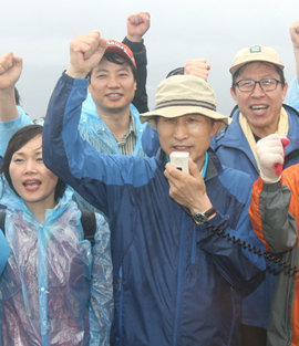 한나라당 대선 경선 후보인 이명박 전 서울시장이 1일 서울시장 퇴임 1주년을 기념해 캠프 관계자들과 함께 북한산에 올라 경선 승리를 다짐했다. 신원건  기자