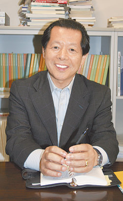 일본 아사히신문에서 30년 만에 부활된 주필 직을 맡은 후나바시 요이치 씨. 그는 “변화의 시대에 주필은 저널리즘과 비즈니스 측면에서 신문의 나아갈 길에 답을 제시해야 한다”며 정보의 질을 높여 독자 요구에 답할 것이라고 말했다. 도쿄=서영아  특파원