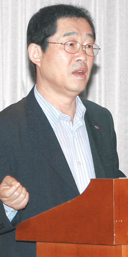 3일 서울 영등포구 여의도동 CCMM 빌딩에서 열린 조찬 강연회에서 이용득 한국노총 위원장이 한국의 노동운동 방식을 강하게 비판하고 있다. 사진 제공 한국노동연구원