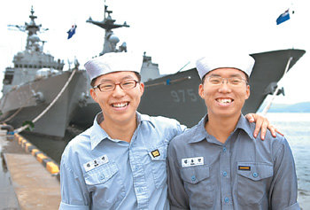 해군작전사령부 소속 ‘충무공 이순신함’에서 함께 근무하고 있는 김부연 상병(왼쪽)과 동생 김동현 이병. 사진 제공 해군