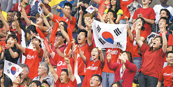 캐나다서도 “대∼한민국” 4일 한국-브라질전이 열린 몬트리올 올림픽스타디움에서 400여 명의 한국 교민이 태극기를 흔들며 응원하고 있다. 몬트리올=연합뉴스