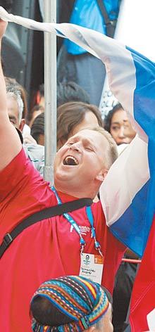 러시아의 환호5일 러시아 소치가 2014년 동계올림픽 개최지로 발표되자 과테말라시티 레알 인터콘티넨털 호텔 앞에서 한 러시아 남성이 국기를 흔들며 환호하고 있다. 과테말라시티=김경제  기자