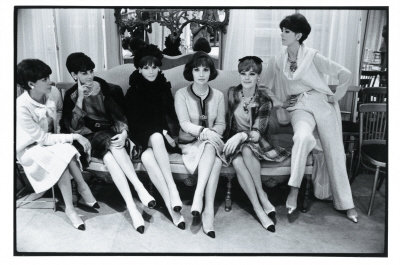 영화 ‘노트르담의 꼽추’로 유명한 배우 지나 롤로브리지다(왼쪽에서 네 번째)가 1964년 다른 모델들과 함께 투톤 슈즈를 신고 포즈를 취했다.