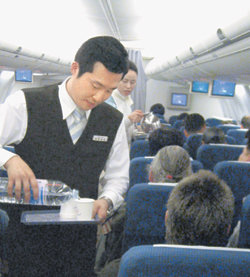 지난달 25일 인천발 베트남 하노이행 대한항공(KE) 683편 기내에서 본보 경제부 이종식 기자가 비행 실습생 역할로 승무원 체험을 하고 있다. 사진 제공 대한항공