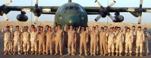 8일로 파병 1000일을 맞은 공군 제58항공수송단(다이만부대) 장병들이 주둔지인 쿠웨이트의 알리알살렘 공군기지에서 C-130 수송기를 배경으로 파이팅을 외치고 있다. 사진 제공 공군