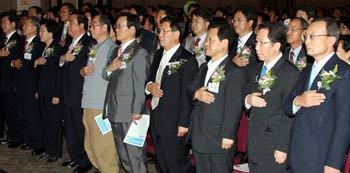 8일 서울 여의도 63빌딩에서 열린 ‘미래창조연대’ 창당 발기인대회에 참석한 범여권 대선주자들이 국민의례를 하고 있다. 미래창조연대는 ‘범여권’으로 분류되지만 열린우리당과의 당 대 당 통합에 대해서는 반대 의사를 밝혔다. 이종승  기자