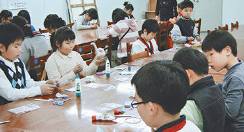 지난해 대구동부도서관에서 열린 여름강좌에 참가한 초등학생들이 종이를 이용해 미술작품을 만들고 있다. 사진 제공 대구동부도서관
