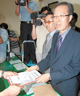 10일 오전 ‘시민과 함께하는 변호사들(시변)’ 공동대표인 이석연 변호사가 서울 종로구 재동 헌법재판소 민원실에서 정부의 기자실 통폐합 조치에 대한 위헌확인 헌법소원 심판청구서를 접수시키고 있다. 김재명  기자