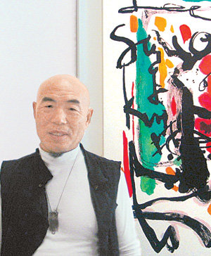 이성근 화백이 9일 미국 뉴욕 브루클린 펄스트리트갤러리에 전시된 자신의 작품 앞에서 포즈를 취했다. 뉴욕=공종식  특파원