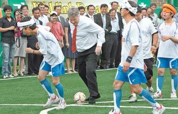 거스 히딩크 전 한국축구대표팀 감독(왼쪽에서 두 번째)이 11일 충북 충주시 성심맹아원 시각장애인 전용축구장 ‘히딩크 드림필드’에서 열린 경기에서 시각장애인과 눈을 가린 선수들 틈으로 드리블하고 있다. 충주=이훈구 기자