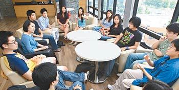 서울대가 외국 대학생들에게 한국학을 가르치기 위해 올해 처음 개설한 국제하계대학에 참가한 재미교포 2세 학생들이 서울대 CJ인터내셔널센터에 모여 ‘재미교포 2세들의 꿈과 희망’이라는 주제로 대화하고 있다.