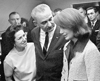 린든 존슨 전 대통령의 부인 버드 존슨 씨(왼쪽)가 1963년 남편과 함께 텍사스 주 댈러스에서 전임 대통령 존 F 케네디 부인 재클린 케네디 여사(오른쪽)를 만나 대화를 나누고 있다. AP 연합뉴스